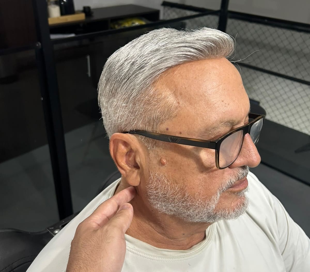 Cliente da Barba FC com prótese capilar grisalha integrada ao cabelo natural