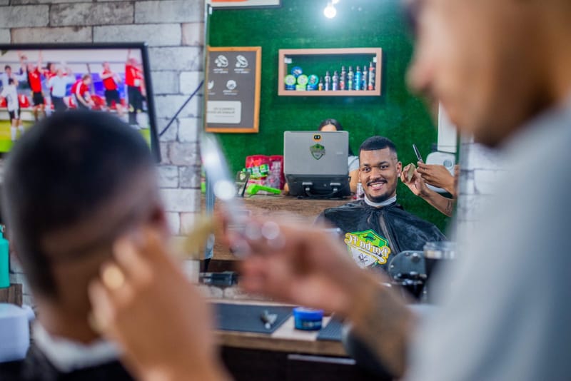 Cliente satisfeito após o corte