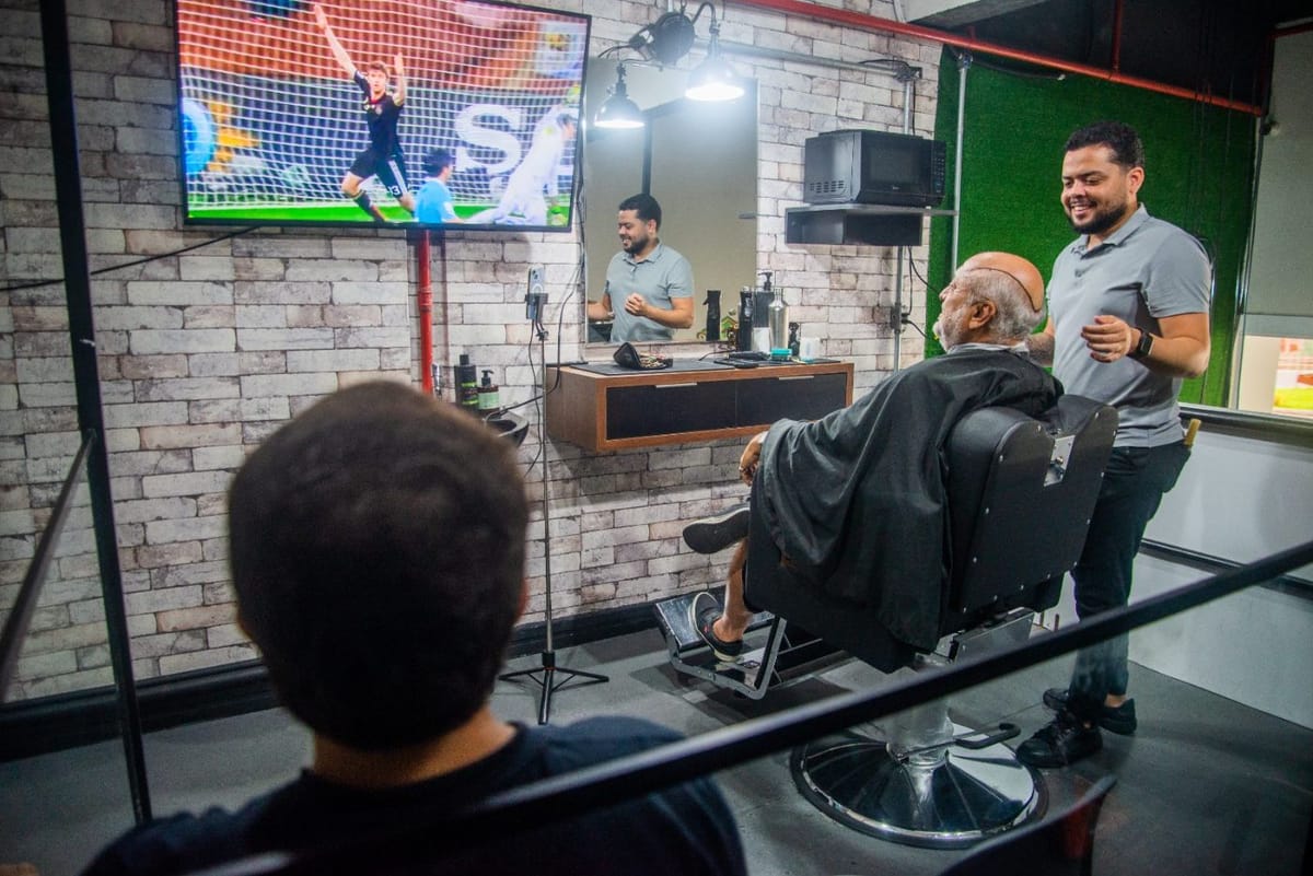 Atendimento no mezanino com jogo na TV
